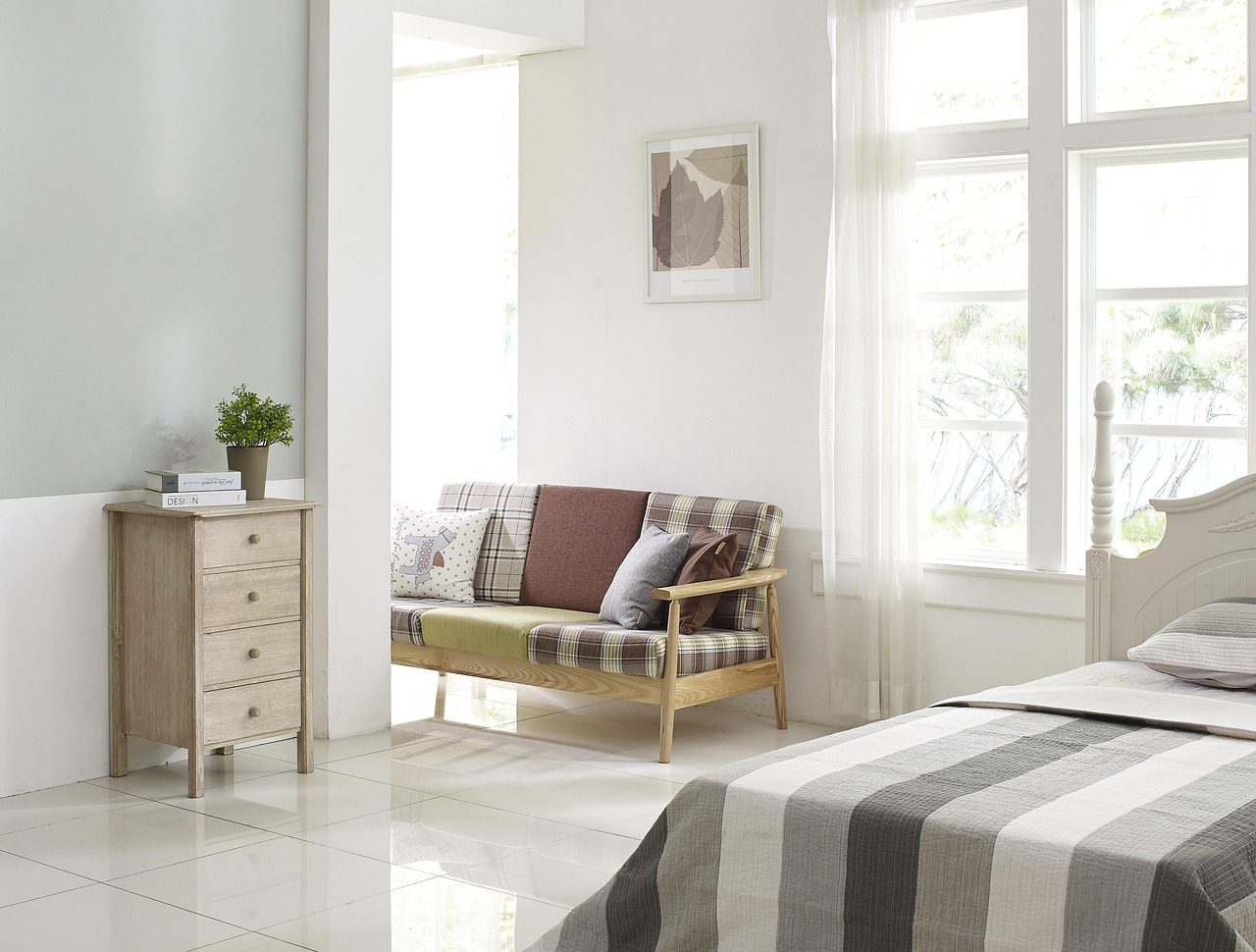 Frisse lente decor in moderne woonkamer.