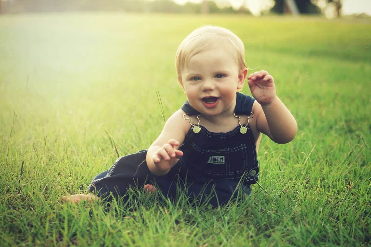 Eenvoudige kinderkamer met witte muren en kleurrijke details.