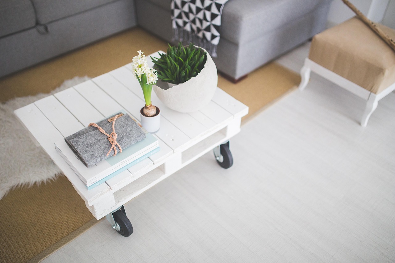 Zweeds houten tafel met paastulpen en kaarsen. Zweeds houten tafel met paastulpen en kaarsen.