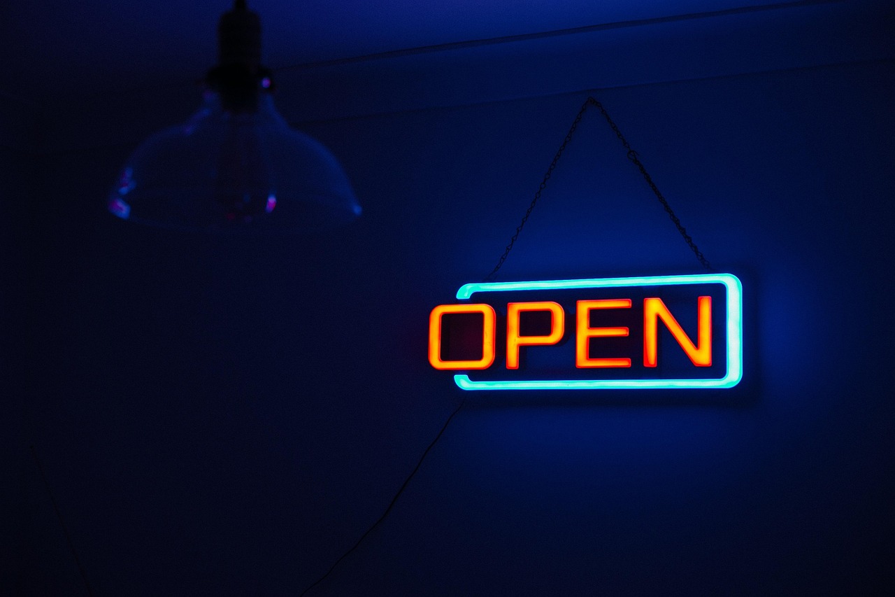 Moderne achtertuin met felle neon decoraties.