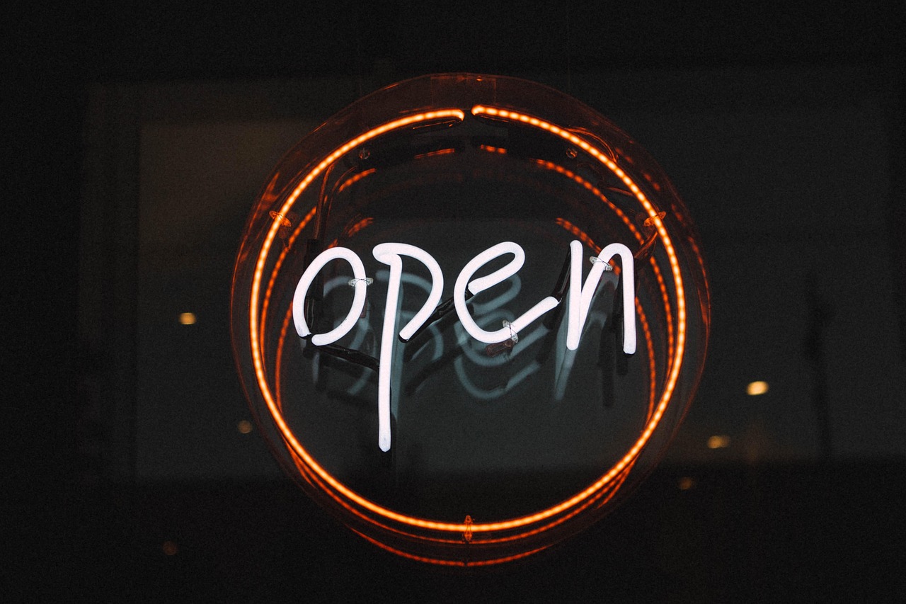 Neon tuinverlichting verlicht paden in schemering.