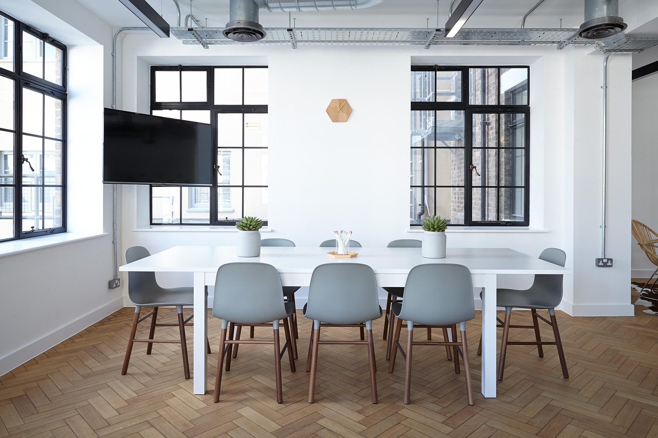 Gerecyclede metalen lamp in industrieel interieur.