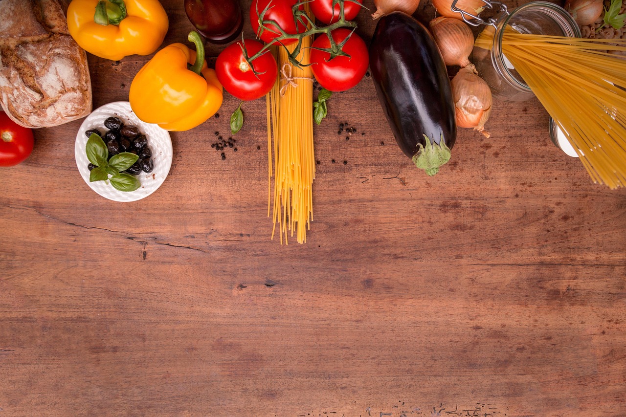 Vers gesneden tomaten en olijven, mediterrane salade. Vers gesneden tomaten en olijven, mediterrane salade.