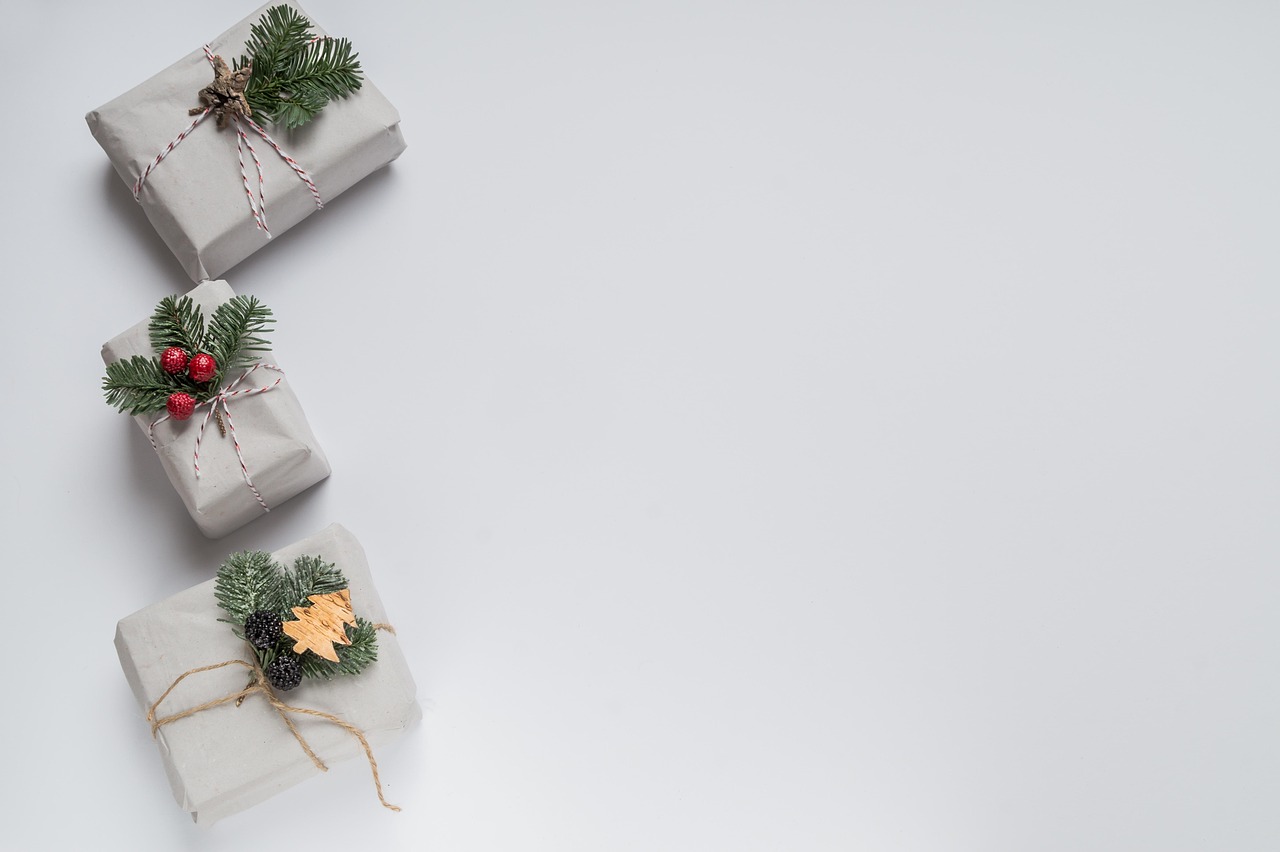 Witte muur met eenvoudige lente wanddecoratie. Witte muur met eenvoudige lente wanddecoratie.