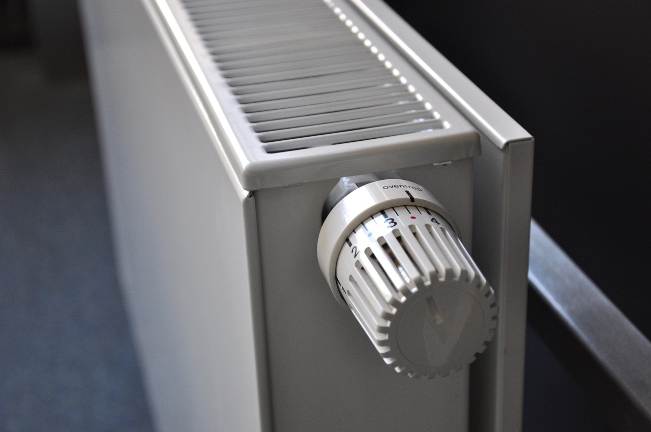 Hand bedient slimme thermostaat besparing energie.