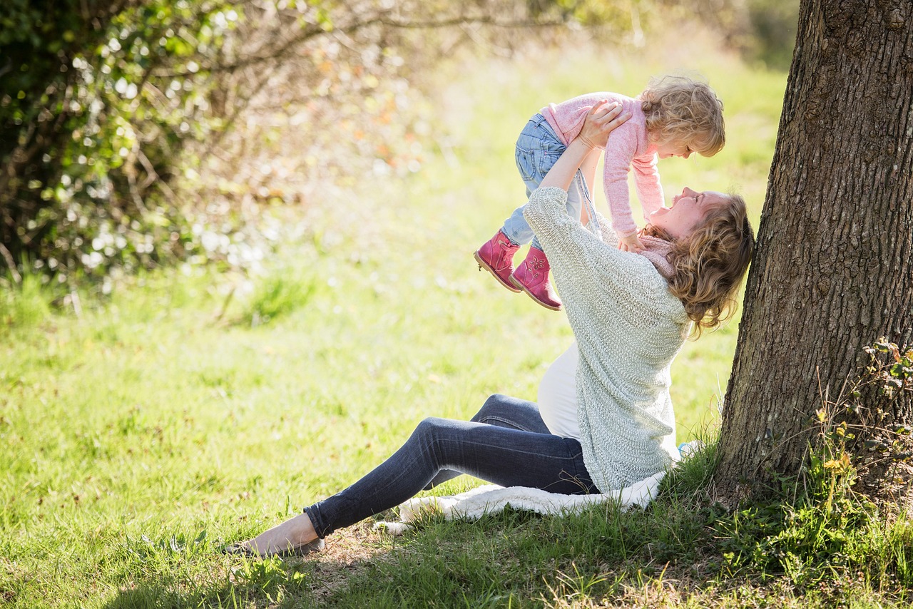 Magisch bos fotobehang voor kinderkamerontwerp.