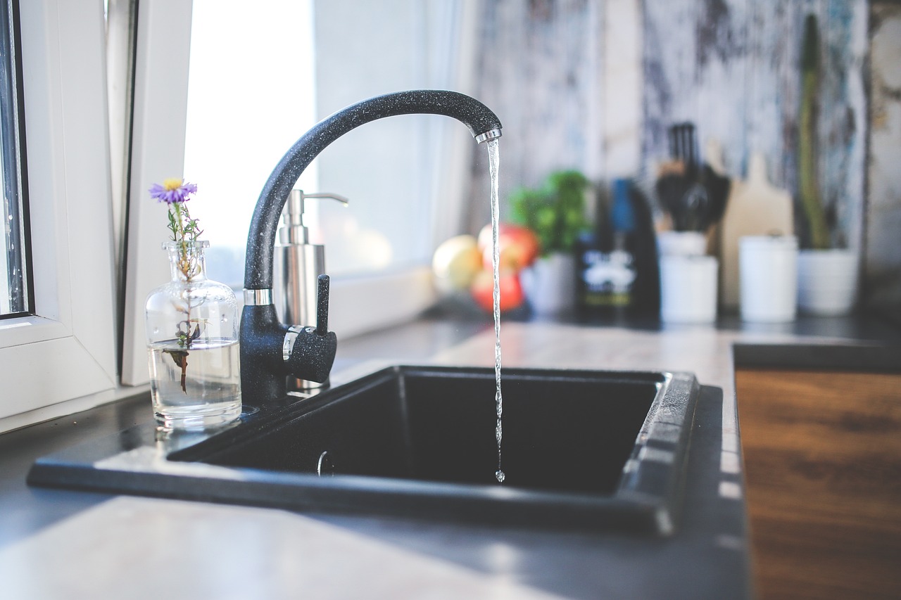Waterzuinige kraan met stromend water. Waterzuinige kraan met stromend water.