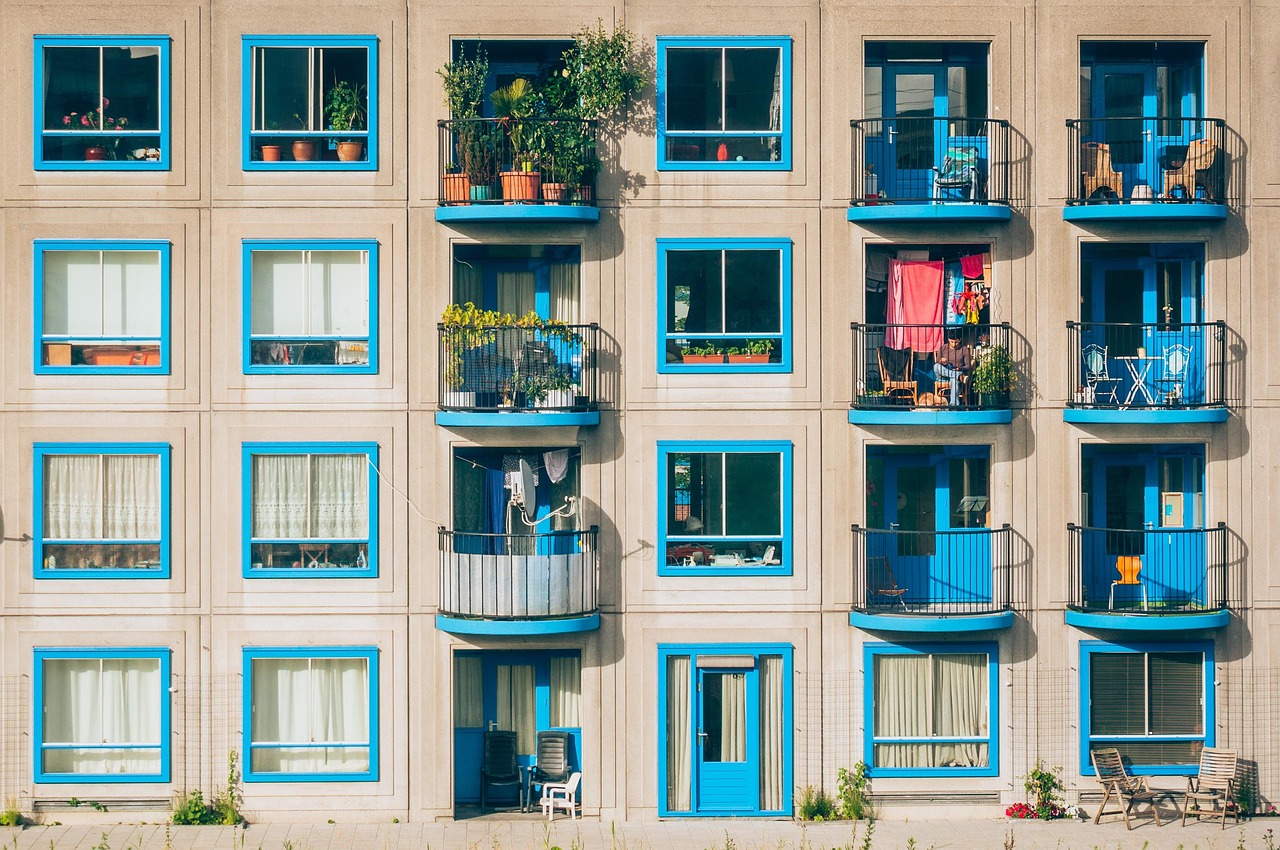 Gezellig balkon met dekens en zachte verlichting. Gezellig balkon met dekens en zachte verlichting.